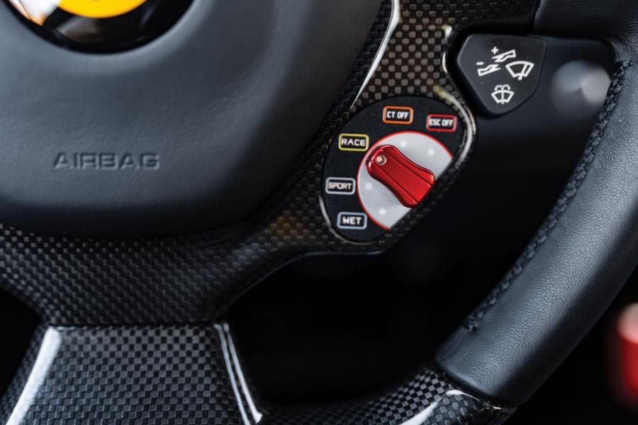 Детали интерьера Ferrari 488 GTB The Le Mans (229458) 2018 года  (фото 22 из 32)